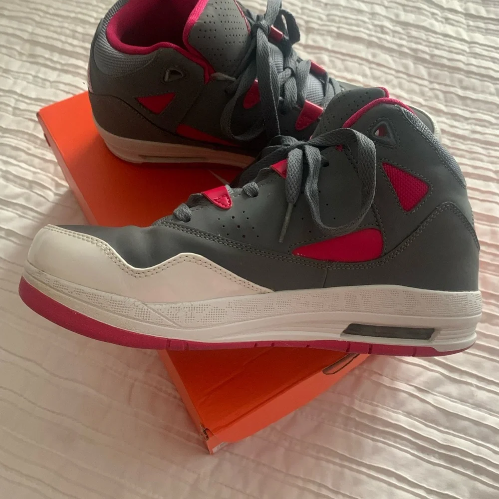 Retro Air Jordan grey-hot pink size 7Y. Youth 524643-015